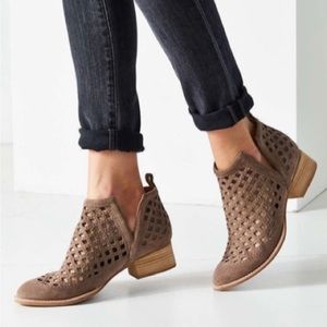 Jeffrey Campbell Taggart Bootie In Taupe Suede Size 7